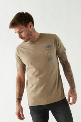 Remera de hombre de fit regular, con logo estampado y bolsillo, escote redondo, color tostado.