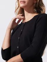 Cardigan tejido en hilado fino color rosa, marca Cable & Gauge. Abertura central con botones y mangas tres cuartos.