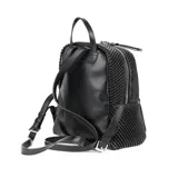Mochila negra de símil cuero con diseño texturizado. Tiene acceso con cierre doble, un compartimento principal, un bolsillo interno con cierre, un bolsillo interno abierto y un bolsillo externo con cierre. Las correas son regulables y los herrajes son plateados. El interior está forrado en tela de algodón y poliéster.