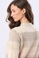 Buzo tejido de tacto suave y cálido, con rayas horizontales en tonos beige, blanco, rosa y gris. Tiene cuello redondo y puños de rib.