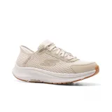 Championes deportivos Skechers Hands Free Slip-ins Go Run Consistent 2.0 Endure, color beige, con capellada de malla deportiva, cordones elásticos, plantilla Air-Cooled Memory Foam, amortiguación Ultra Light y suela de tracción flexible.