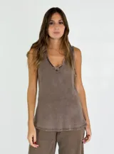 Musculosa color lila de tejido waffle con escote en V y terminaciones desflecadas.