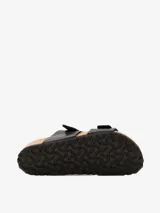 Sandalias de cuero sintético negro con hebillas doradas ajustables y plantilla de corcho.