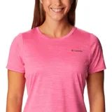 Remera deportiva Columbia color gris con estampado de líneas horizontales y logo de la marca en el pecho.