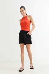 Musculosa celeste de algodón con cuello redondo y diseño acanalado.