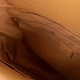 Cartera tipo shopper color beige con diseño tejido calado y logo XL en el centro. Tiene doble asa corta y correa larga regulable extraíble.