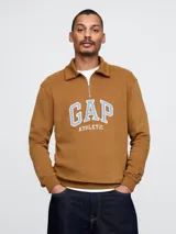 Buzo deportivo marrón con medio cierre y logo Gap estampado en celeste.