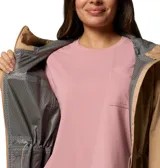 Campera cortaviento color verde claro, con capucha ajustable, cierre frontal con cremallera bidireccional, cintura ajustable con cordón, bolsillos con cremallera y puños ajustables.