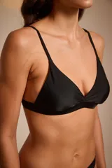 Top de bikini negro con breteles finos y escote triangular.