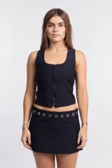 Chaleco negro con cierre frontal, escote cuadrado y corte ajustado.