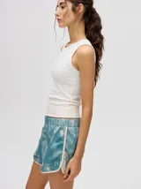 Short holgado celeste con estampado tie-dye, pretina elástica y ribete blanco.