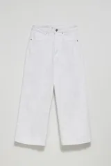 Pantalón culotte de jean color blanco, de tiro alto y corte ancho.