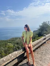 Camisa color ladrillo confeccionada en lino, con cuello mao, mangas cortas abullonadas y cierre frontal con botones.