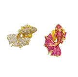 Anillo dorado con forma de pez Koi, con incrustaciones de circonitas blancas y fucsias.