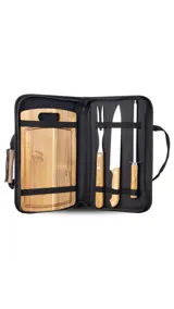 Set parrillero con pincho, cuchilla, chaira y tabla de madera de Acacia. Incluye estuche negro para transportar con cierre y detalle en broche abre y cierra en símil cuero.