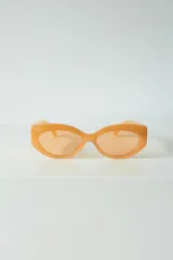 Lentes de sol color naranja con forma cat-eye.