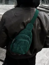 Riñonera verde oscuro de pana con correa ajustable.