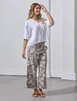 Blusa marrón de lyocell con escote en V y mangas cortas.