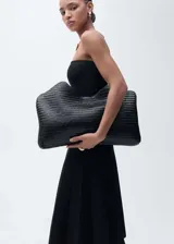 Bolso tote grande de cuero trenzado color negro, sin cierre.