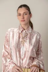 Camisa italiana de satén de seda estampada en blanco y negro, con cuello camisero y mangas murciélago.