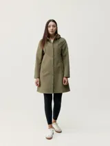 Trench color verde oliva con capucha y visera, cierre con botones a presión, bolsillos laterales con botones imantados, puño de manga regulable y cordones en la capucha. Tejido repelente al agua con aislamiento térmico y tecnología de eyelets en la sisa para mayor transpirabilidad y confort.