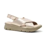 Sandalias negras de cuero con plataforma, tiras cruzadas y tira trasera con ajuste elástico.