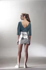 Remera verde con escote redondo y mangas 3/4.