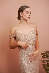 Vestido largo de fiesta con lentejuelas color rose, escote cruzado y corte sirena.