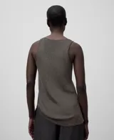 Musculosa de punto metalizado color marrón con escote en U y sisas amplias.