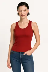 Musculosa negra de algodón con breteles anchos, corte al cuerpo y cuello redondo.