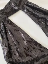 Top negro de lentejuelas con tiras finas para atar en la espalda.