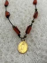 Collar con hilo negro, cuentas de coral, cuentas doradas y medalla dorada de Rue du Bac.