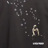 Remera negra de algodón orgánico con estampado de un casco de astronauta con un paisaje en su interior.