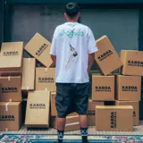 Remera blanca de algodón con estampado del micrologo R.flakkk en el frente, logo del álbum Ahogado en la espalda y micro logo en la manga.