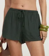 Short de playa suelto color beige, confeccionado en viscosa certificada, con cintura elástica ajustable mediante lazo y bolsillos laterales.