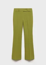 Pantalón de vestir verde oliva de tiro bajo y corte acampanado. Con trabillas, bolsillos traseros de ribete y cierre oculto de botón, gancho y cremallera.