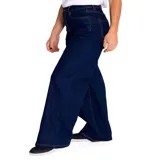 Pantalón de jean celeste de pierna ancha con roturas en ambas rodillas.