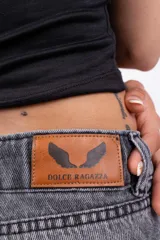 Pantalón de jean gris oscuro, corte wide leg y tiro bajo.