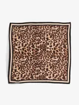 Pañuelo cuadrado de seda con estampado animal print en tonos marrones y beige, con borde negro.
