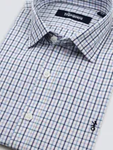 Camisa de vestir de hombre a cuadros celestes y blancos, de corte clásico, con cuello italiano y logo bordado en el frente.