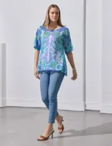 Blusa de modal estampado en tonos azules y verdes, marca Ruby Rd. Tiene mangas cortas con abertura y apliques de brillos en el frente.