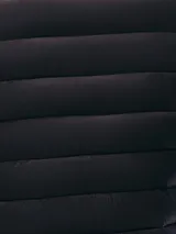 Campera puffer color beige con cierre frontal y bolsillos laterales.