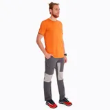 Remera gris jaspeado de manga corta con logo de la marca Merrell estampado en el pecho.