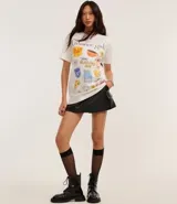 Remera blanca de algodón con estampado de elementos referentes a la serie Gilmore Girls.