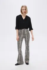 Pantalón de jean con estampado animal print, corte flare y tiro alto.