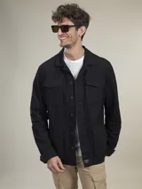 Campera tipo overshirt color azul marino, con cuello clásico, cierre frontal con botones, cuatro bolsillos frontales con solapa y puños abotonados.