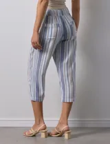 Pantalón capri de lino estampado marca Dash, con pretina ancha elastizada y bolsillos inclinados en la parte delantera.