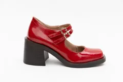 Guillermina de cuero negro con punta cuadrada, taco bloque y correa sobre el empeine con hebilla dorada.