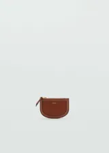 Monedero marrón de efecto piel con logo en relieve, diseño ovalado, cierre de cremallera y forro interior.
