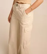 Pantalón super wide leg color beige, confeccionado en sarga ripstop, con bolsillos cargo y lazo en la barra.